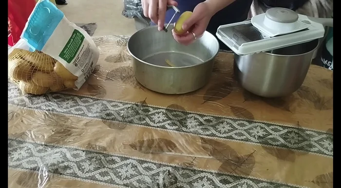 Éplucher et laver les pommes de terre. Les couper en tranches fines à l'aide d'une mandoline (ou un couteau).