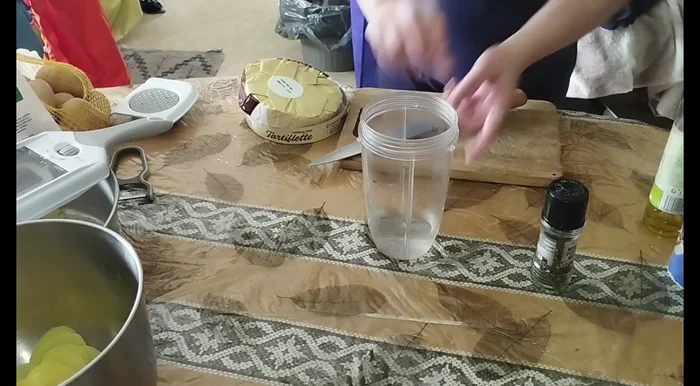 Préparer la sauce : Dans un robot mixeur, mélanger un peu d'eau, le sel, le poivre, le vin blanc, l'huile d'olive et 3/4 du fromage à tartiflette. Mixer puis filtrer.