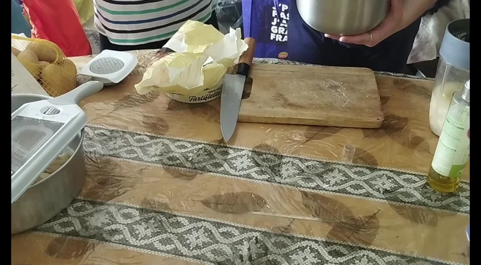 Faire cuire légèrement les tranches de pommes de terre dans une casserole pendant 1 à 2 minutes.