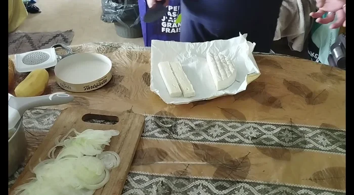 Couper quelques tranches de fromage pour créer des tuiles croustillantes. Les placer sur du papier cuisson et faire cuire au four à 200°C jusqu’à ce qu’elles soient dorées.