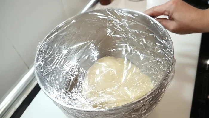 Laisser reposer la pâte au réfrigérateur pendant une nuit entière (ou 2 à 3 heures à température ambiante).