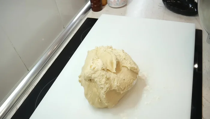 Pétrir légèrement la pâte sur une surface légèrement farinée.