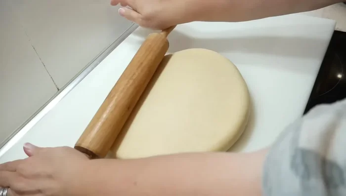 Diviser la pâte en portions égales et former des boules.