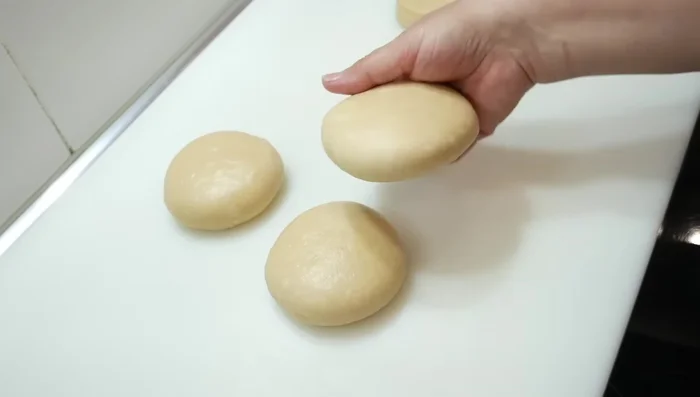 Placer les boules sur un plateau de four recouvert de papier sulfurisé.
