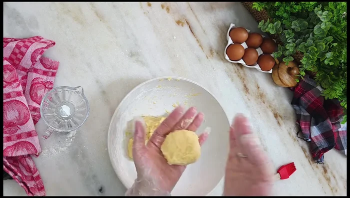 Former des boules de pâte et les laisser fermenter dans un sac plastique pendant environ 1 heure.