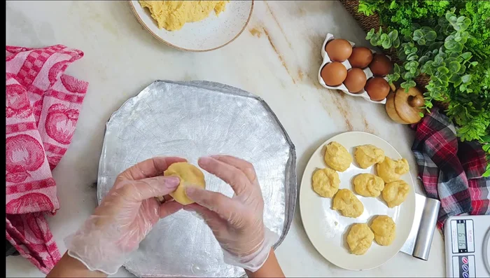 Former des boules de pâte et les laisser reposer pendant 40 à 45 minutes.