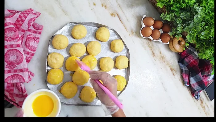 Préparer un mélange de jaune d’œuf et d’eau. Badigeonner délicatement les brioches.