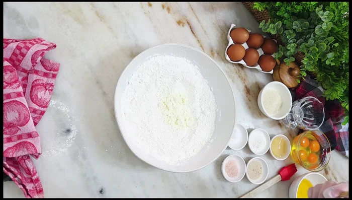 Ajouter les ingrédients humides (lait de coco en poudre, sucre, œufs, beurre, vinaigre de pomme, eau) au centre des ingrédients secs. Mélanger à l’aide d’une spatule.