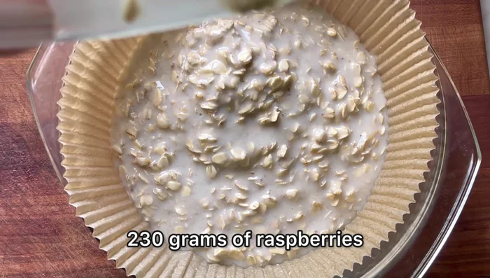 Répartir les framboises (230g) sur la pâte.