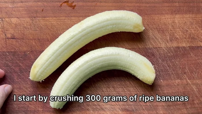 Écraser 300g de bananes mûres à la fourchette ou au robot jusqu'à obtenir une purée.
