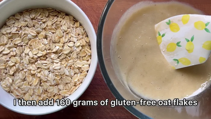 Ajouter 160g de flocons d'avoine sans gluten à la purée de banane.