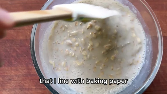 Préparer un moule à gâteau (18-20cm) et le tapisser de papier cuisson.