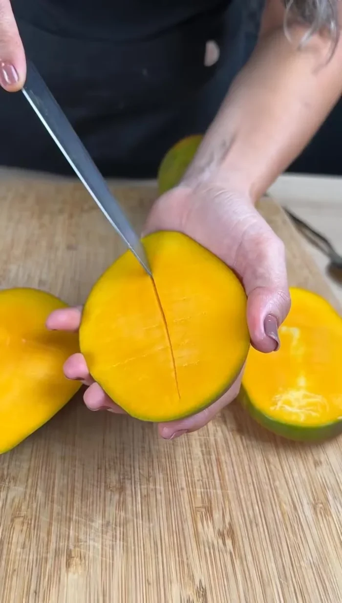 Étaler les morceaux de mangue sur un plateau recouvert de papier sulfurisé et les congeler pendant environ 2 heures.