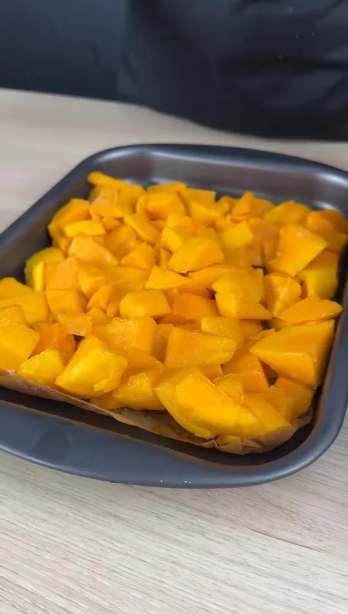 Après 2 heures, placer les morceaux de mangue congelés dans un mixeur ou un robot culinaire.