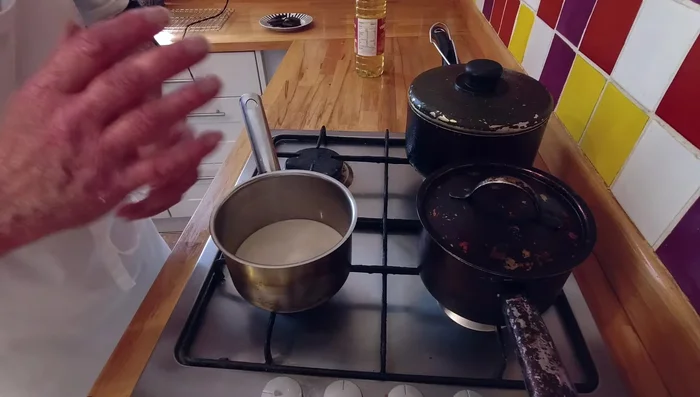 Préparer le ganache en faisant bouillir la crème et en la versant sur le chocolat cassé. Remuer jusqu'à ce que le chocolat soit fondu et le mélange lisse. (520.08)