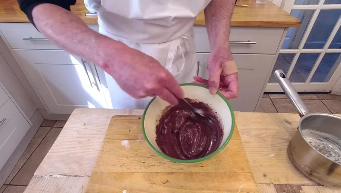 Laisser refroidir les éclairs sur une grille. (595.519)