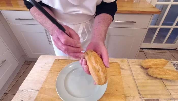 Faire une incision en forme de V au sommet de chaque éclair. (624.48)