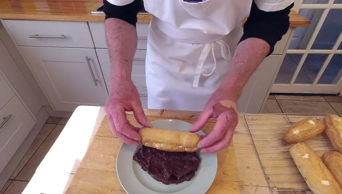 Napper les éclairs de ganache et lisser à l'aide d'un couteau. (727.56)