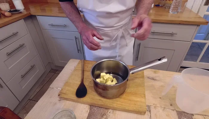 Faire fondre le beurre dans l'eau dans une casserole à feu doux. (71.36)
