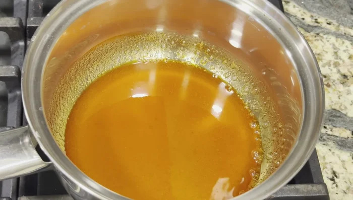 Ajouter le colorant alimentaire au sirop si désiré.