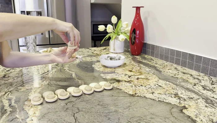Assembler les macarons deux par deux.