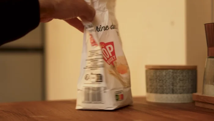 Dans un saladier, mélanger la farine, le sucre blanc et la cassonade. (126.039)