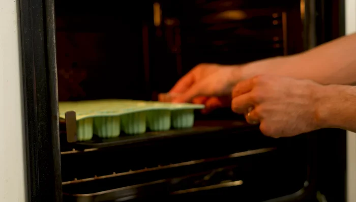Enfourner à 240°C (chaleur statique) pendant 10 minutes, puis baisser à 180°C pendant 40 minutes. (400.08)