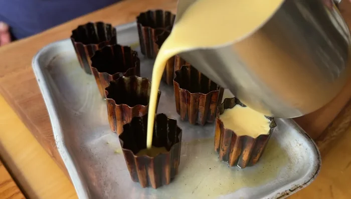 Enfourner à nouveau : Cuire les canelés au four à 180°C pendant environ 45 minutes.