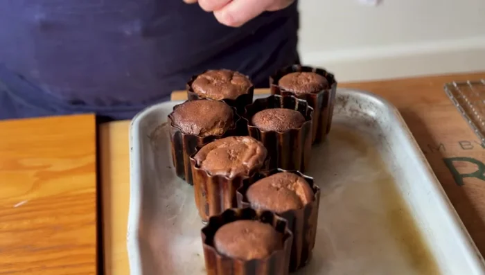 Vérification de la cuisson : Appuyer légèrement sur les canelés. Ils doivent remonter légèrement.
