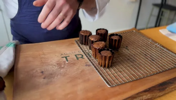 Démoulage : Démouler les canelés délicatement.