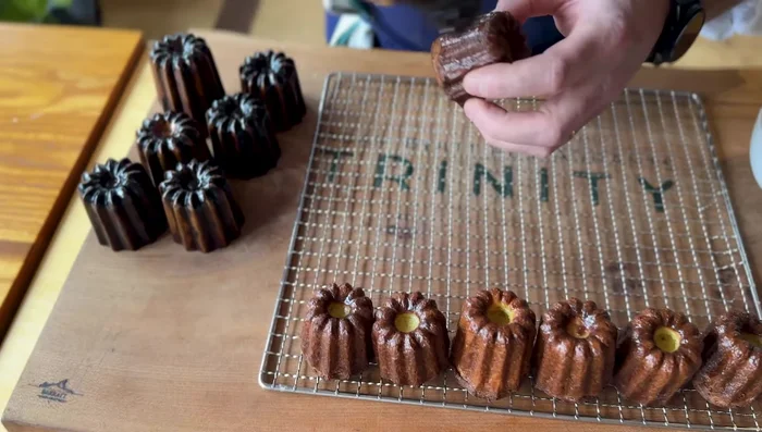Glaçage (facultatif) : Glacer les canelés avec de la confiture d'abricots (au rhum si possible).