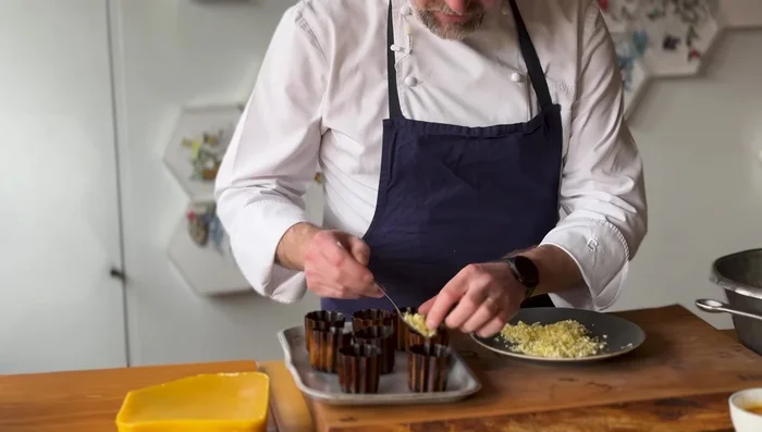 Préparer la cire d'abeille : Râpez la cire d'abeille et mettez-en une petite quantité dans chaque moule à canelés. Cela créera une couche protectrice antiadhésive.