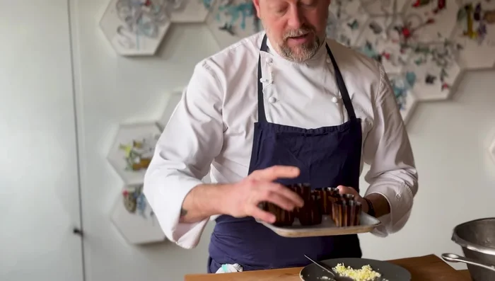 Enfourner les moules préparés : Placer les moules au four à 180°C jusqu'à ce que la cire fonde.