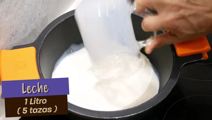 Dans une casserole, faites chauffer 1 litre de lait à feu moyen.