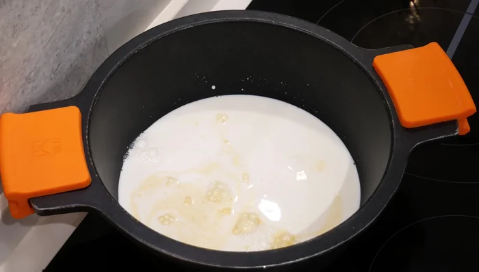 Dans le 0.5L de lait restant (froid), ajoutez la préparation pour flan. Remuez jusqu'à dissolution complète.