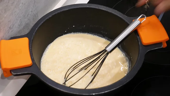 Ajoutez le mélange lait-biscuits au mélange lait-flan dans la casserole.