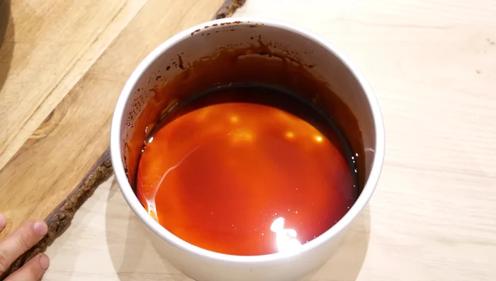 Versez la crème dans votre moule à pâtisserie préalablement recouvert de caramel.