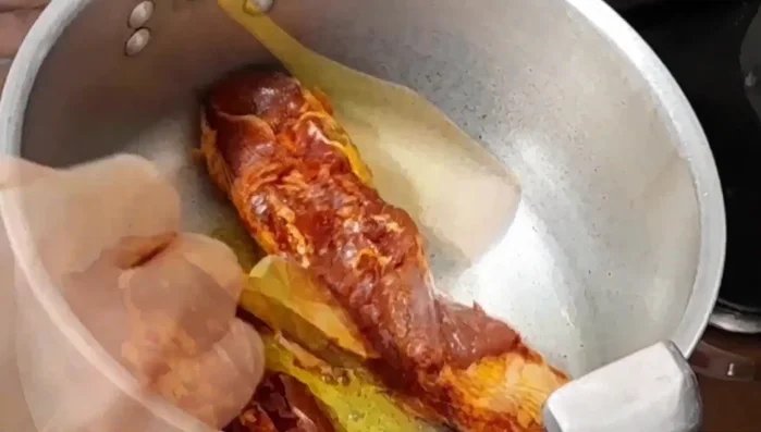 Ajouter les morceaux de viande et les faire revenir de chaque côté pour qu'ils gardent leur couleur.