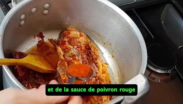 Ajouter un peu d'eau, le poivre rouge, la sauce de poivron rouge et la derin. Laisser mijoter à feu doux pour que la viande s'imprègne des saveurs.