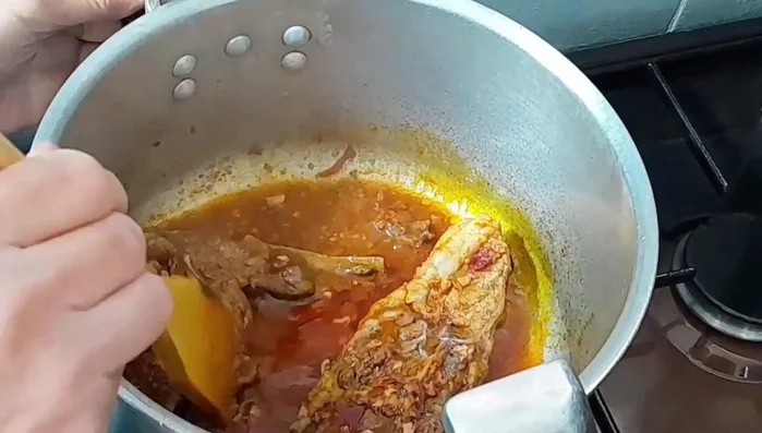 Retourner la viande et laisser mijoter.