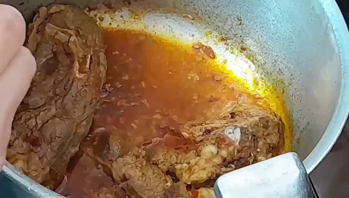 Ajouter une bonne quantité d'eau chaude et laisser cuire à feu moyen jusqu'à ce que la viande soit complètement cuite.