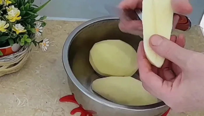 Couper les pommes de terre.