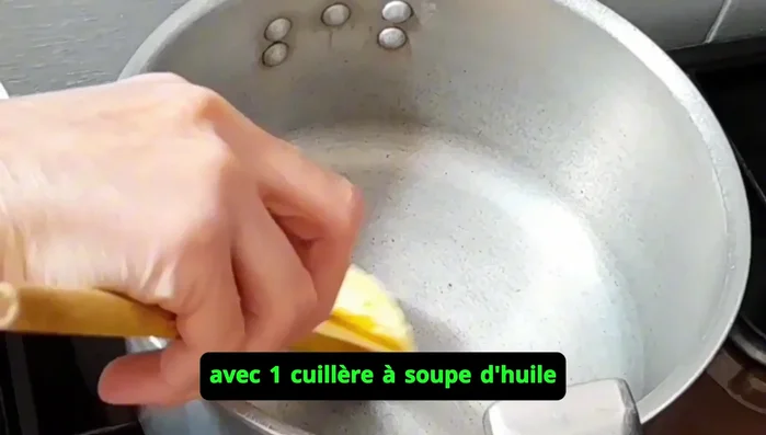 Dans une marmite, faire fondre le smen avec l'huile à feu doux.