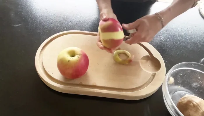 Préparer la pâte sablée : mélanger la farine d'épeautre, la poudre d'amande et l'huile de coco dans un saladier. Laisser reposer à température ambiante.