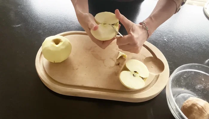 Couper finement les pommes.