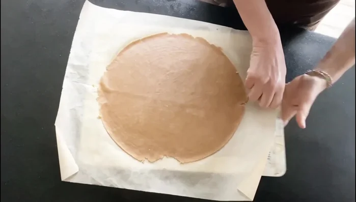 Étaler la pâte sur une surface légèrement farinée (ou sur une feuille de papier cuisson).