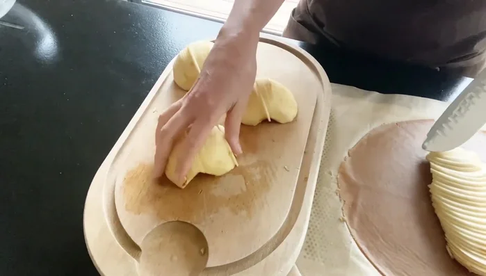Disposer les pommes sur la pâte, en formant une tarte rustique. Replier les bords de la pâte sur les pommes.