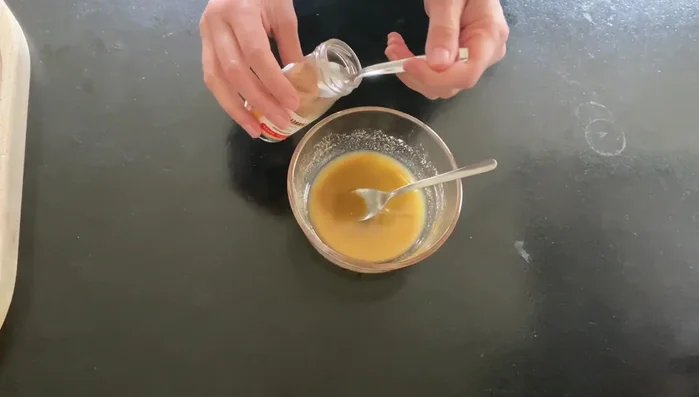 Faire fondre le beurre au micro-ondes. Mélanger avec le sucre de coco et la cannelle.