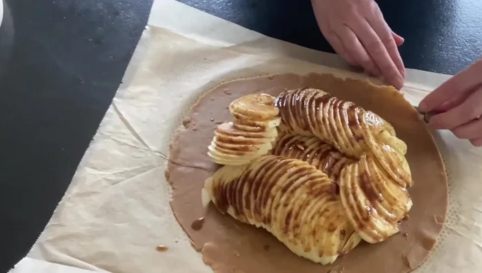 Étaler le mélange beurre-sucre-cannelle sur les pommes à l'aide d'un pinceau.