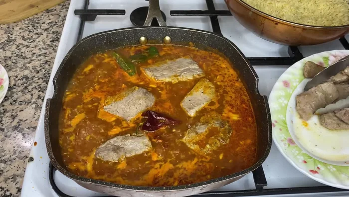 Finir la Sauce Tomate : Ajouter le thon frit à la sauce tomate. Laisser mijoter jusqu'à ce que la sauce épaississe.